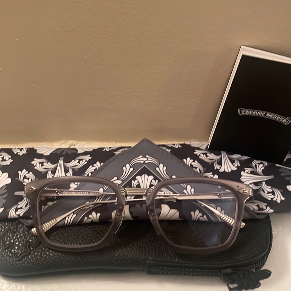 CHROME HEARTS EYEGLASSES OVERPOKED
(MGR/SS)